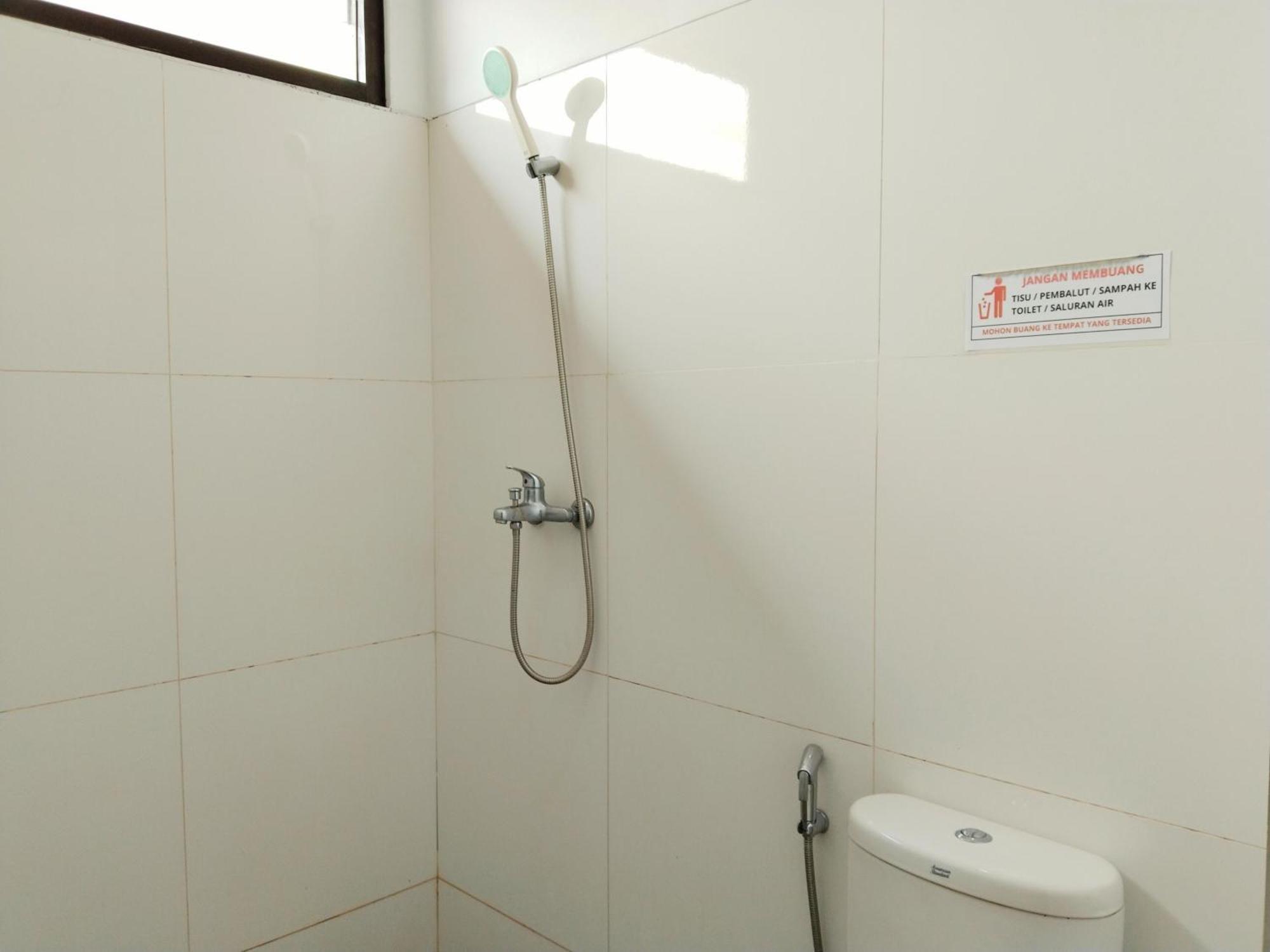 Dejati House Hotel Bekasi Buitenkant foto