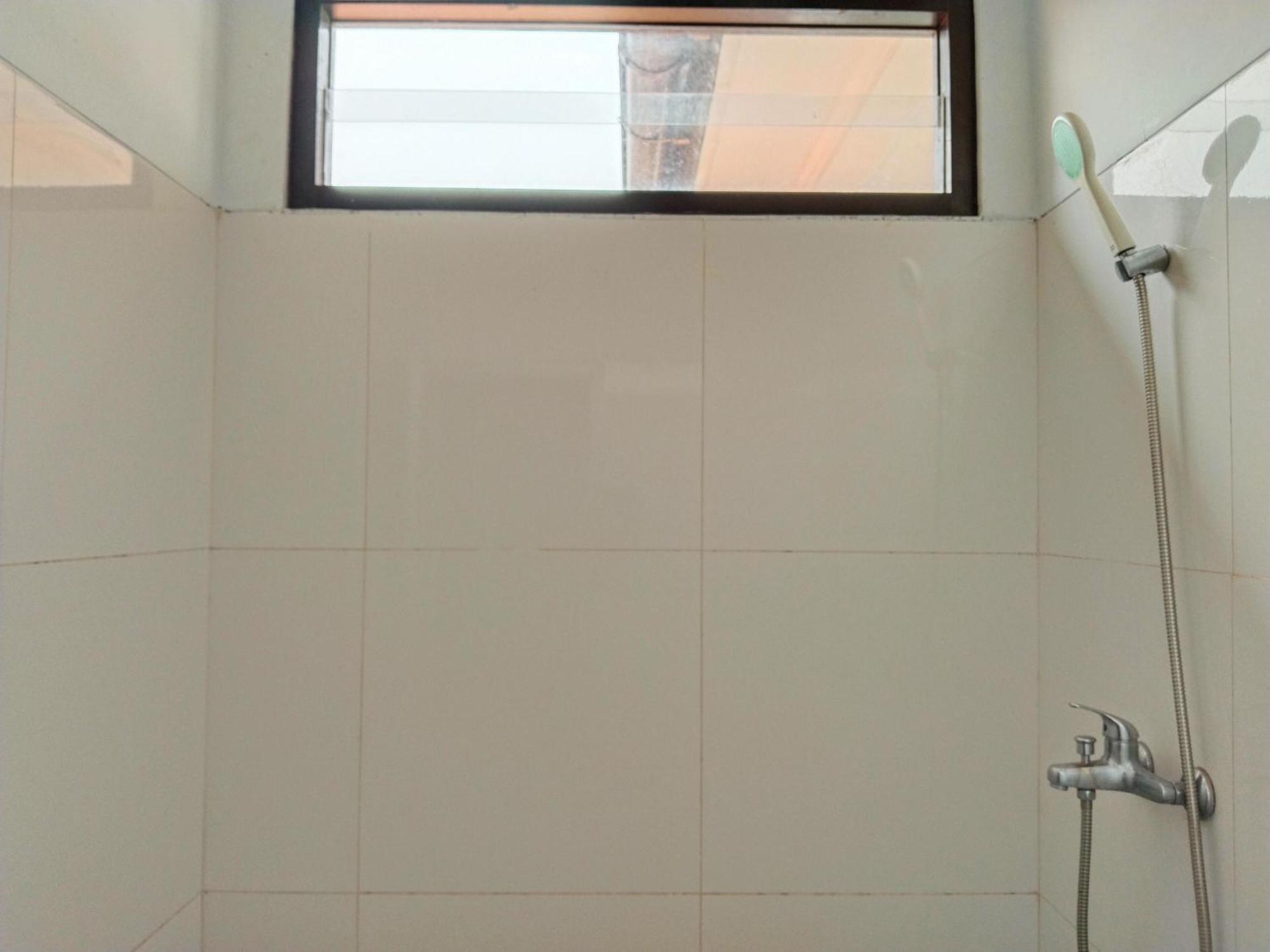 Dejati House Hotel Bekasi Buitenkant foto