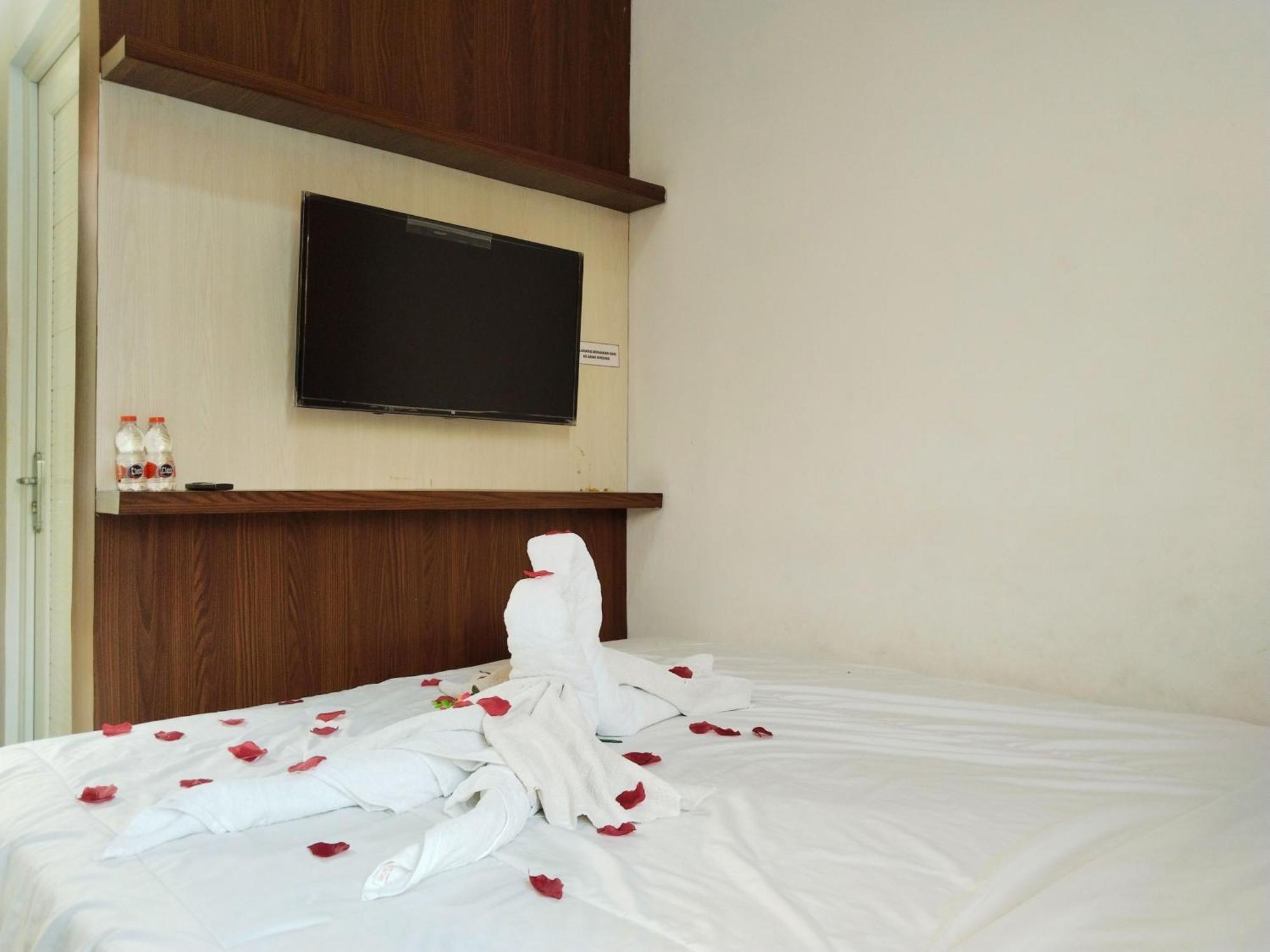 Dejati House Hotel Bekasi Buitenkant foto
