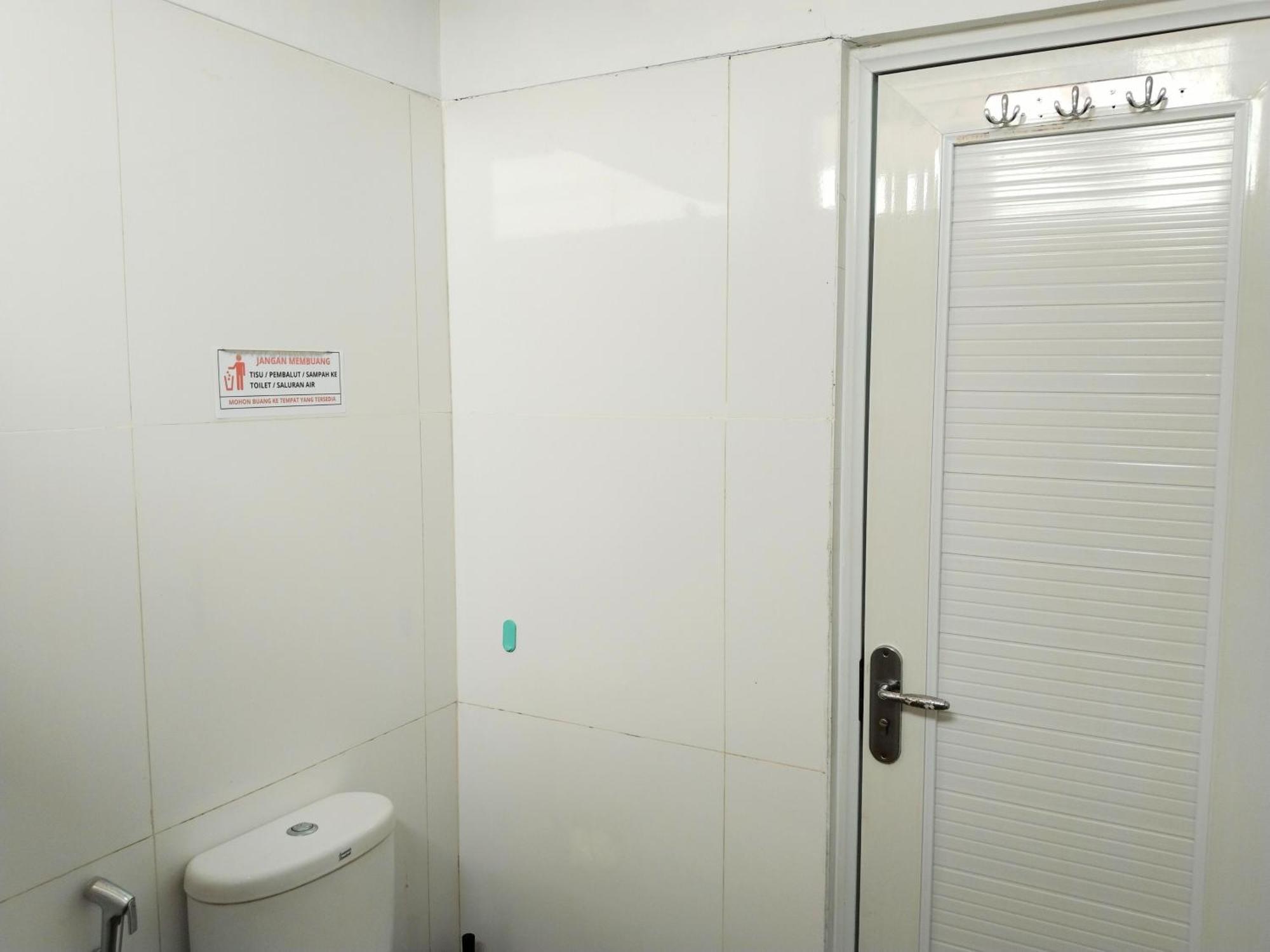 Dejati House Hotel Bekasi Buitenkant foto