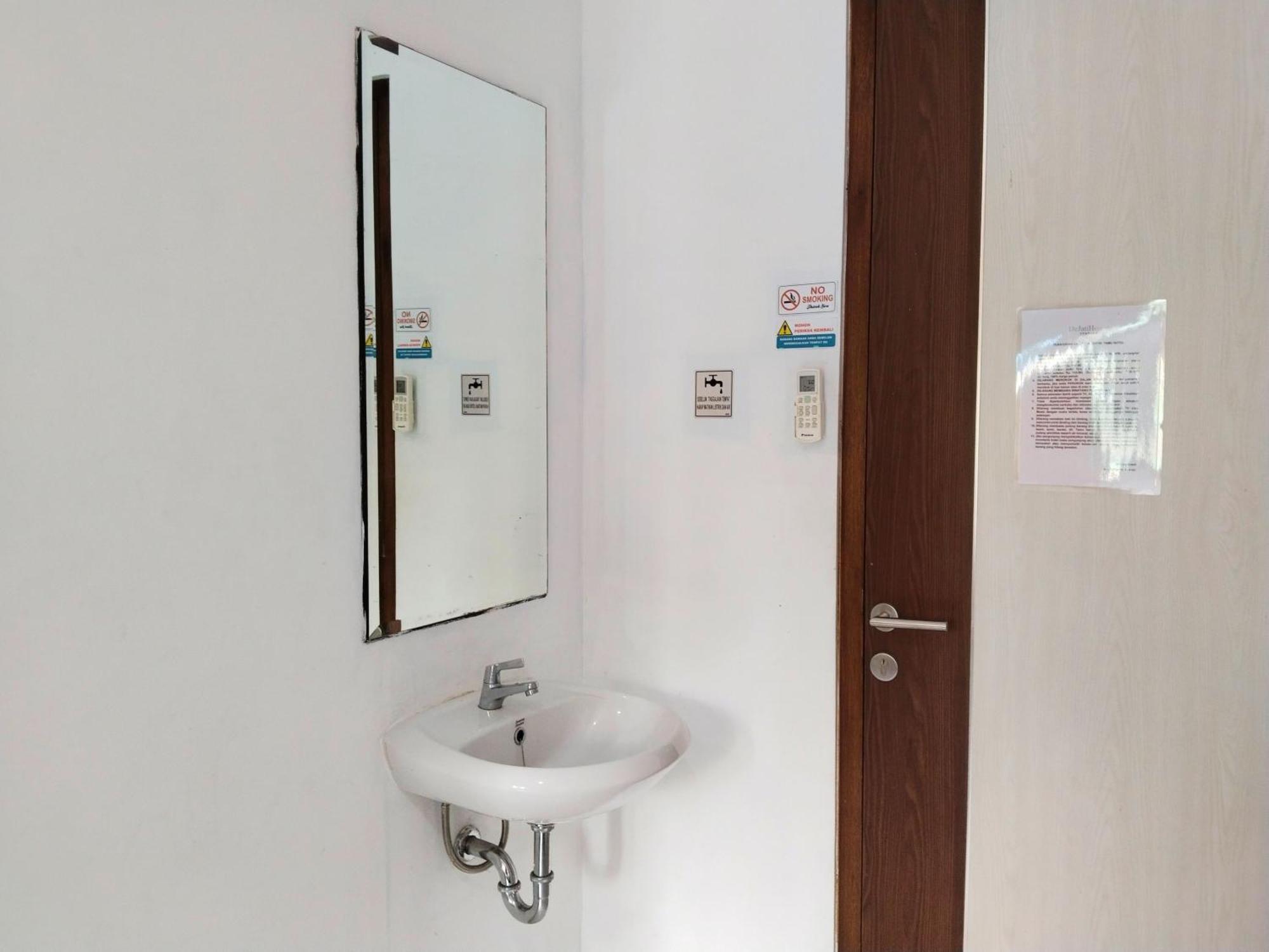 Dejati House Hotel Bekasi Buitenkant foto