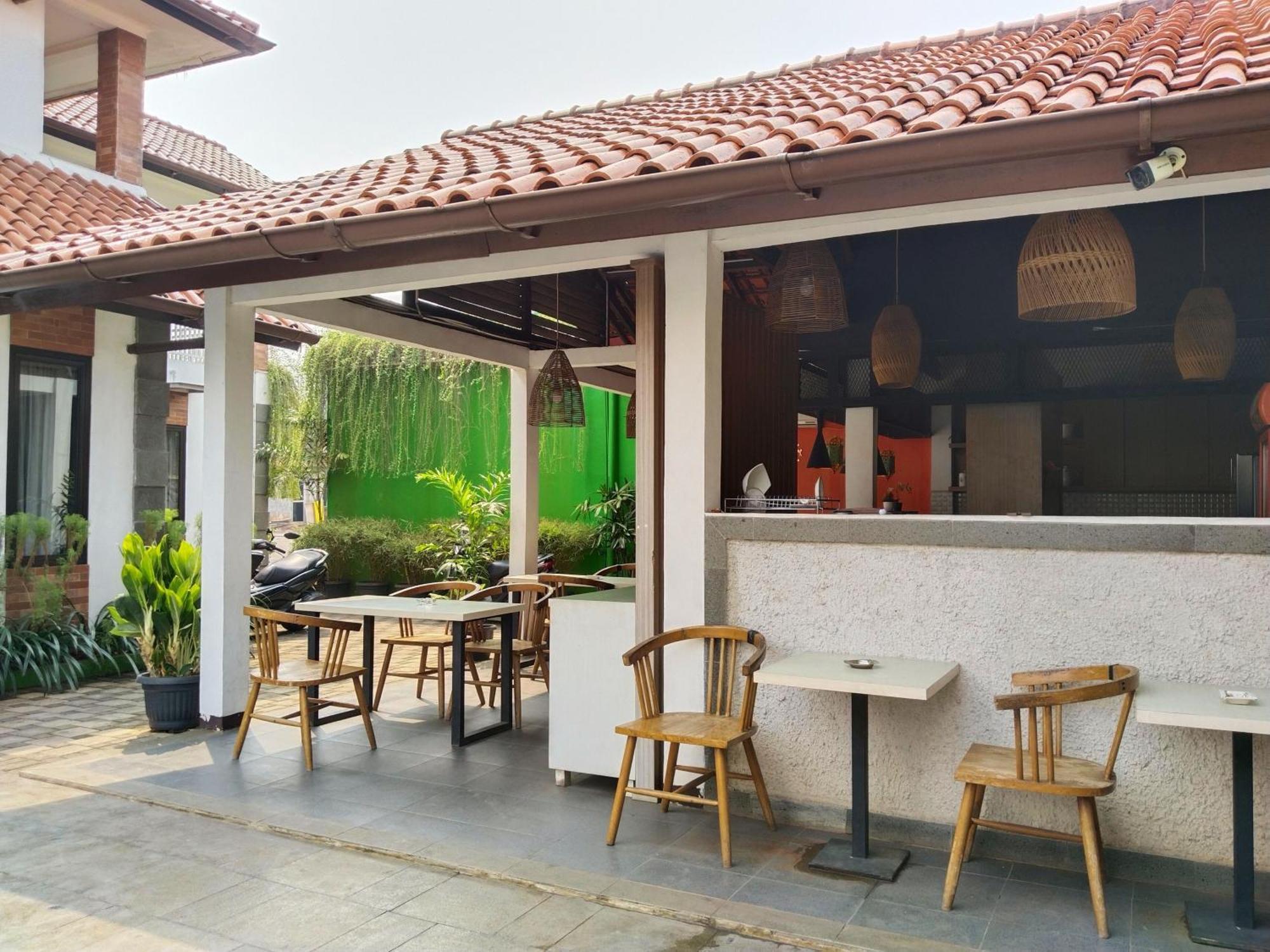 Dejati House Hotel Bekasi Buitenkant foto