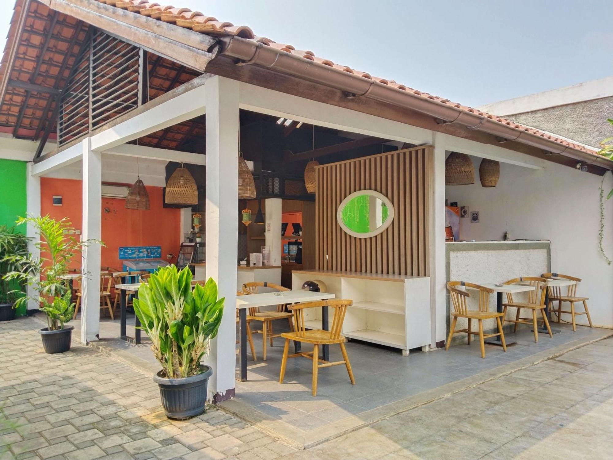 Dejati House Hotel Bekasi Buitenkant foto