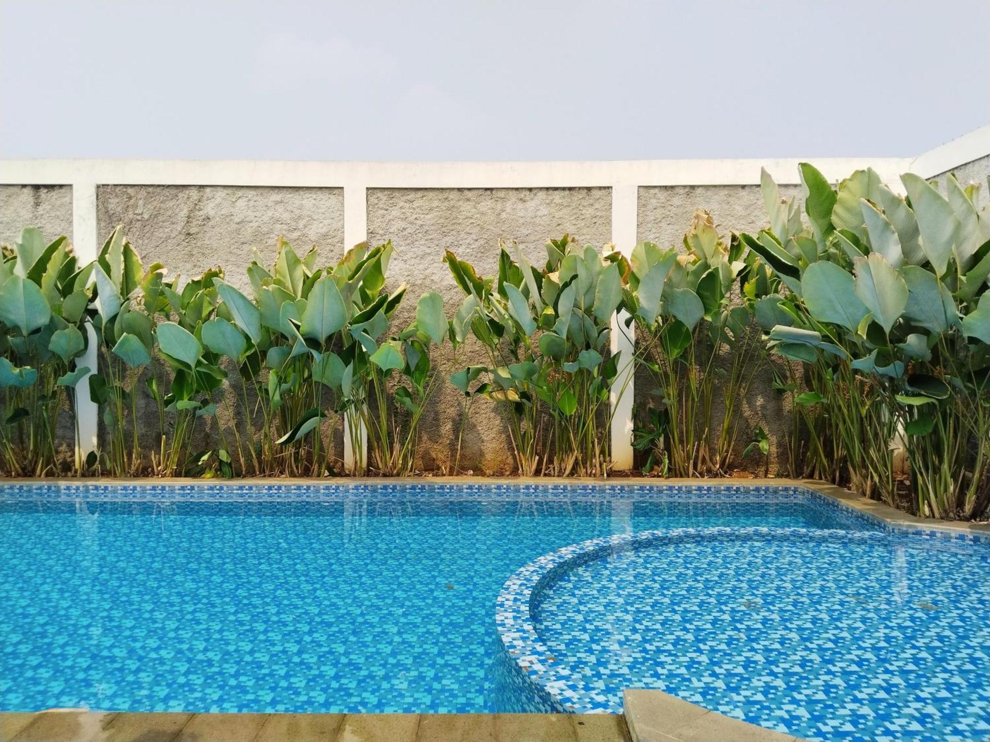 Dejati House Hotel Bekasi Buitenkant foto