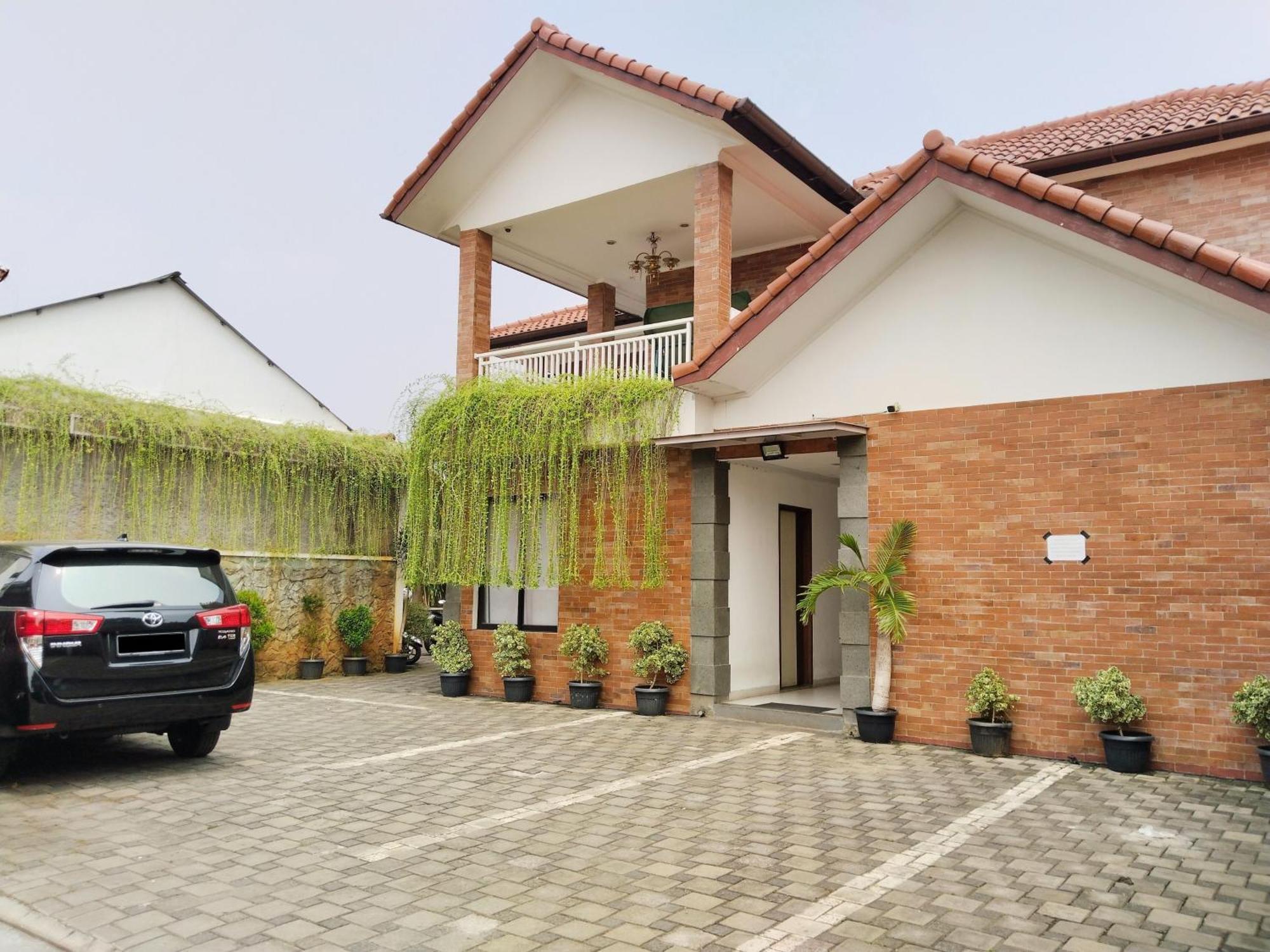 Dejati House Hotel Bekasi Buitenkant foto