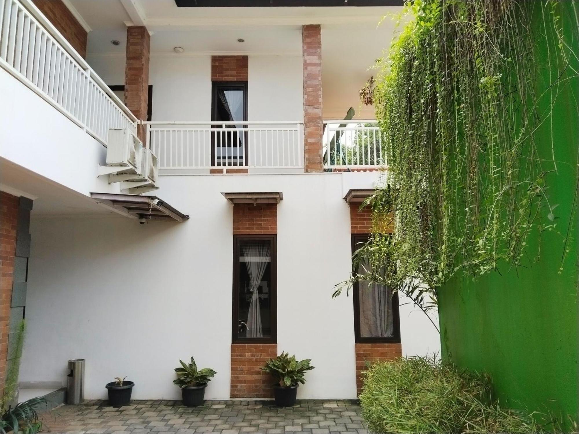 Dejati House Hotel Bekasi Buitenkant foto
