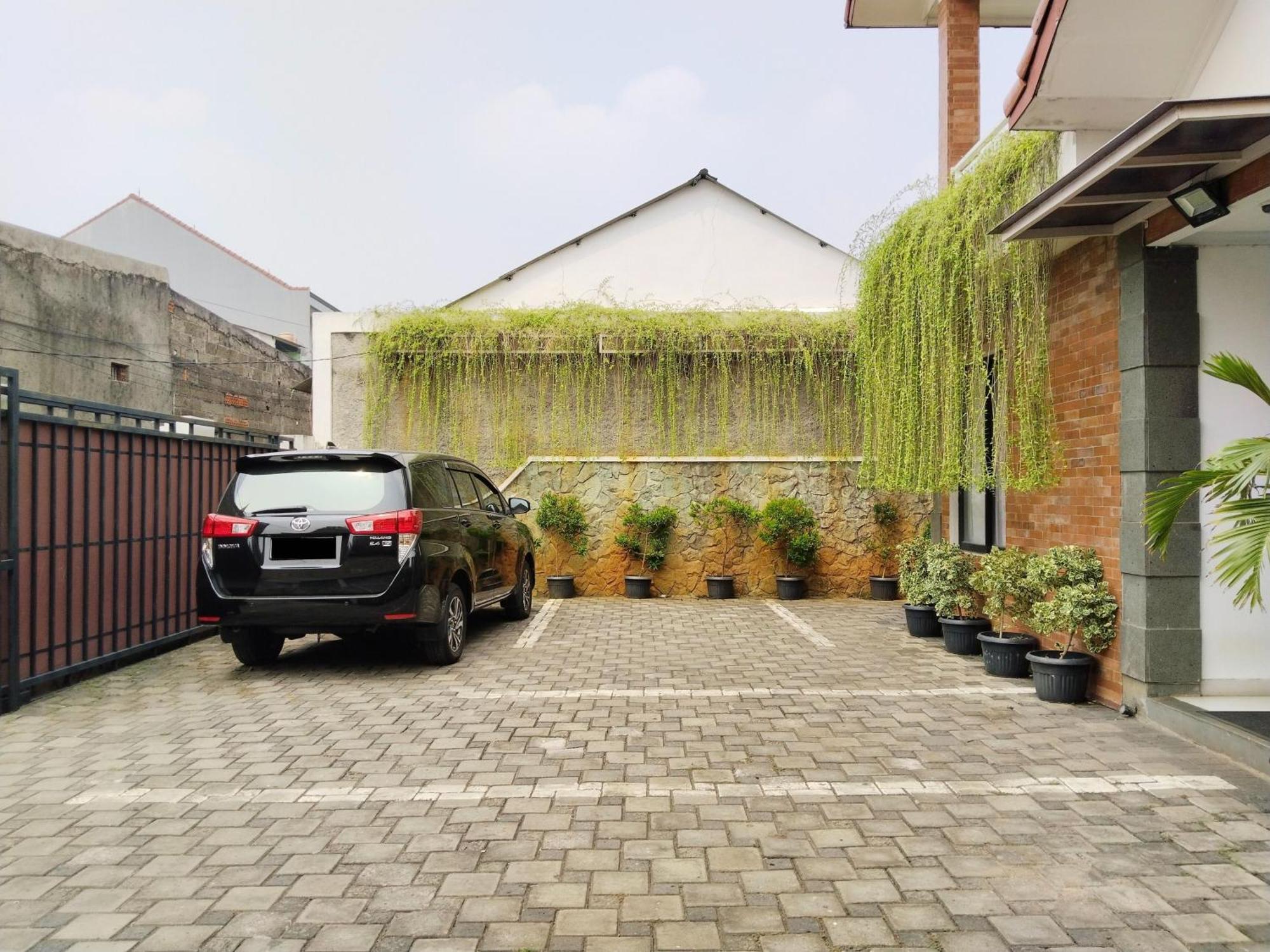 Dejati House Hotel Bekasi Buitenkant foto